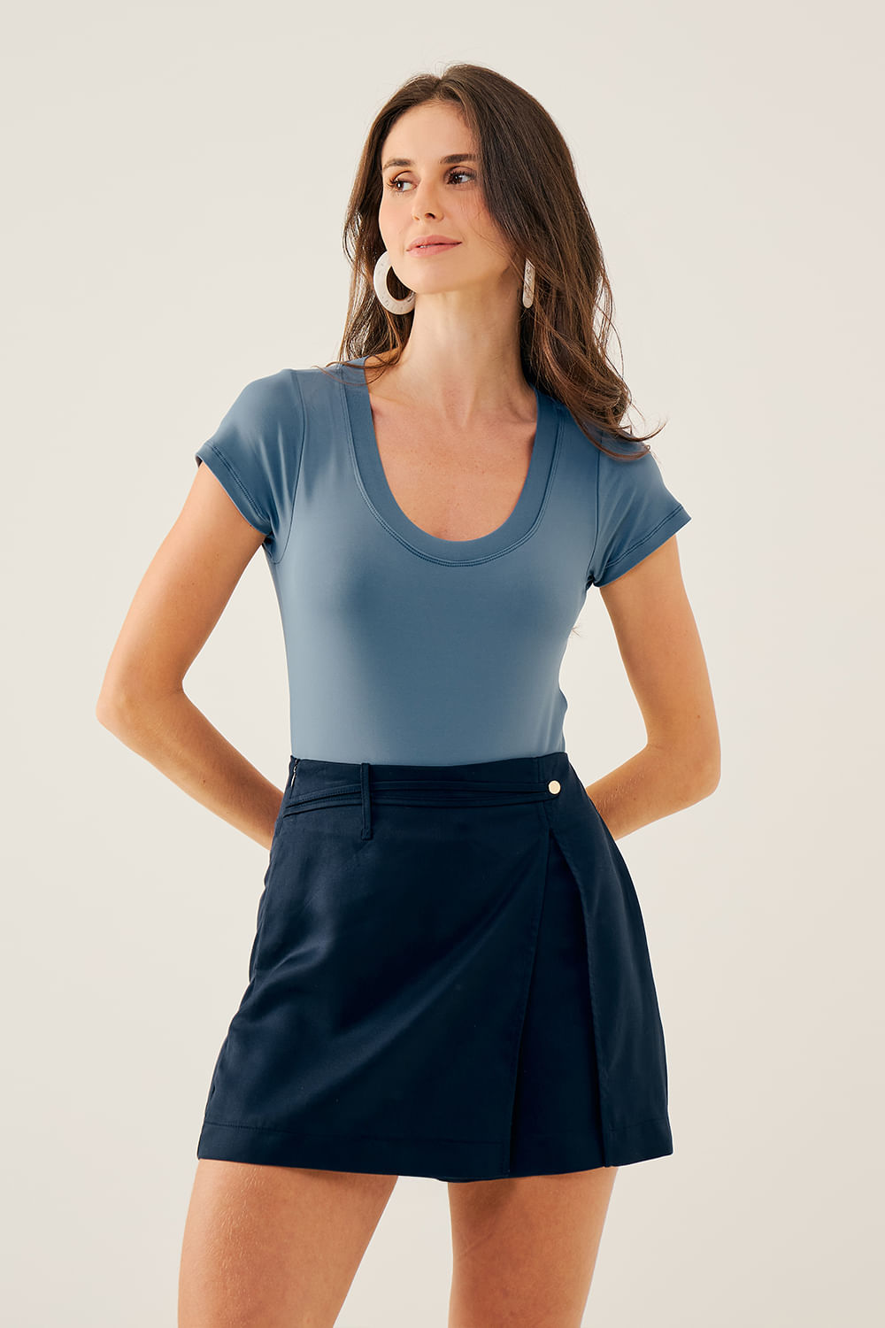 SHORT-SAIA-COM-DETALHE-EM-BOTAO-DOURADO