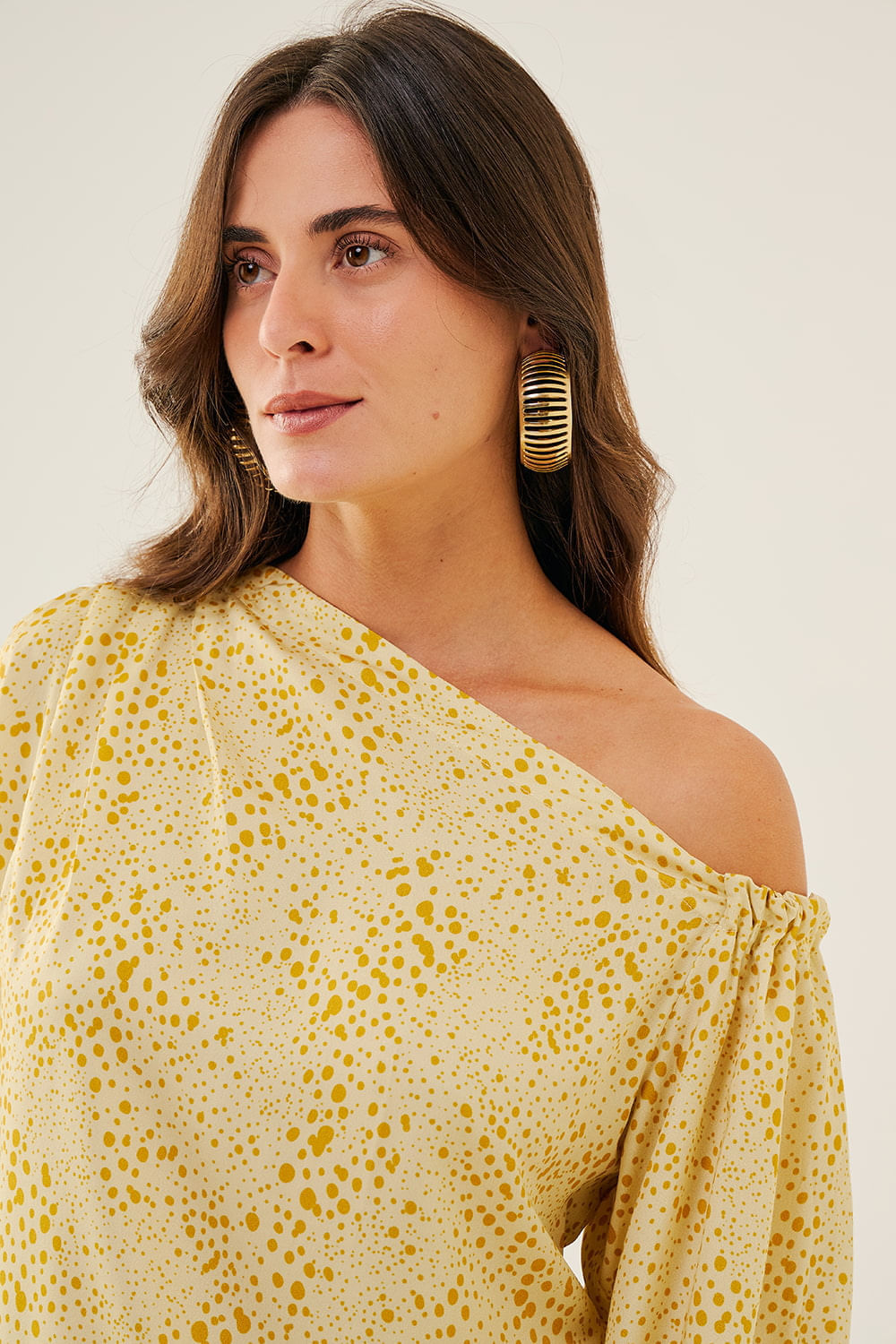 BLUSA-COM-DETALHE-OMBRO
