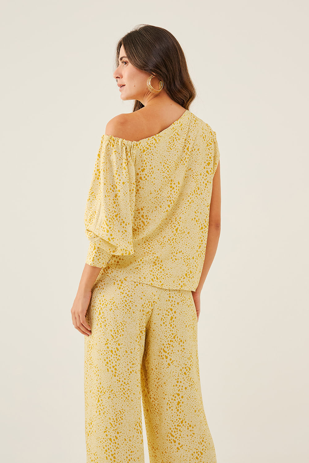 BLUSA-COM-DETALHE-OMBRO