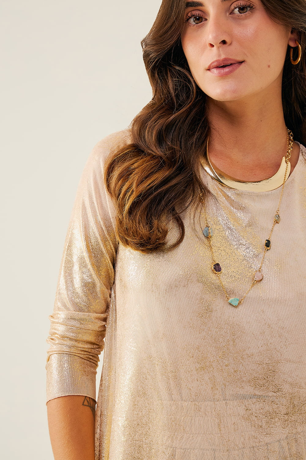 BLUSA-ASSIMETRICA-COM-BRILHO-DOURADO