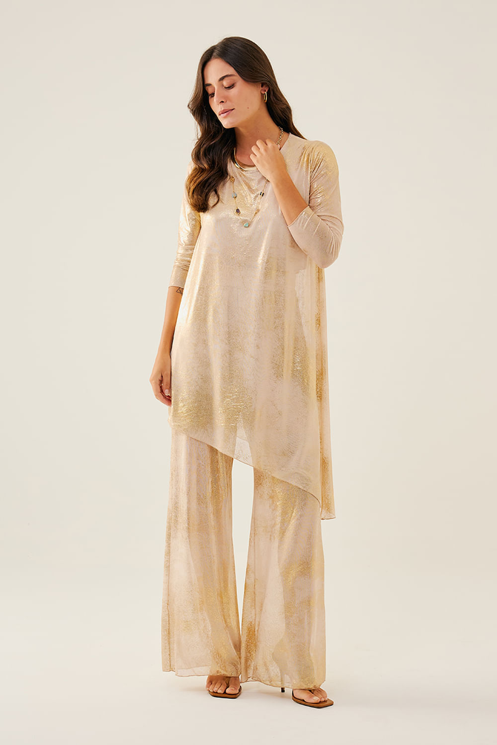 BLUSA-ASSIMETRICA-COM-BRILHO-DOURADO