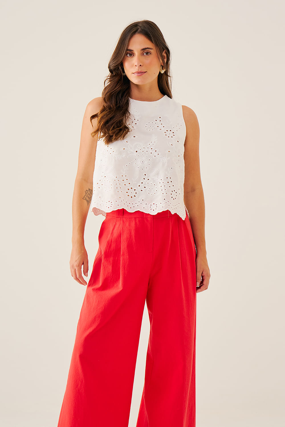 REGATA-COM-RECORTES-VAZADOS