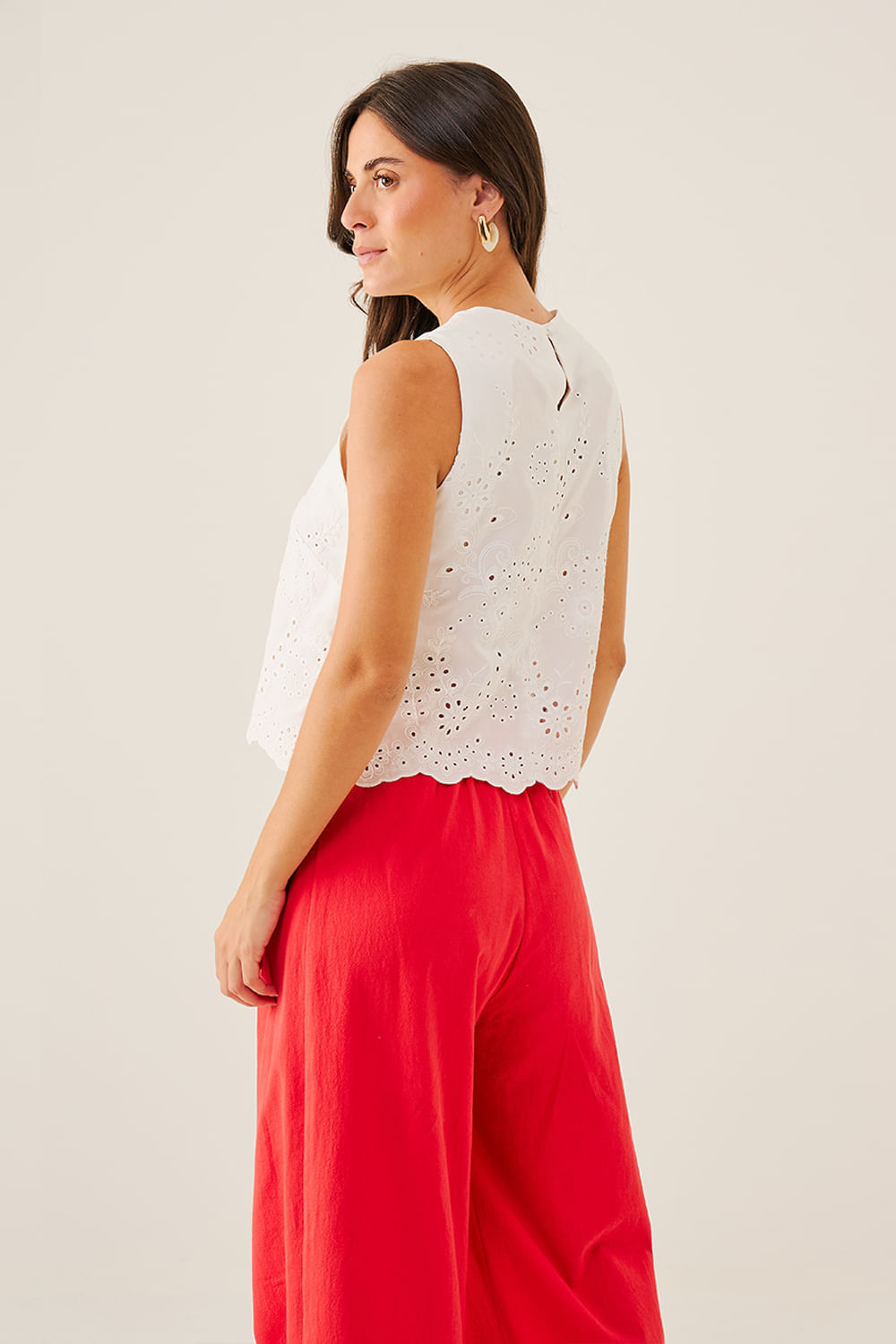 REGATA-COM-RECORTES-VAZADOS