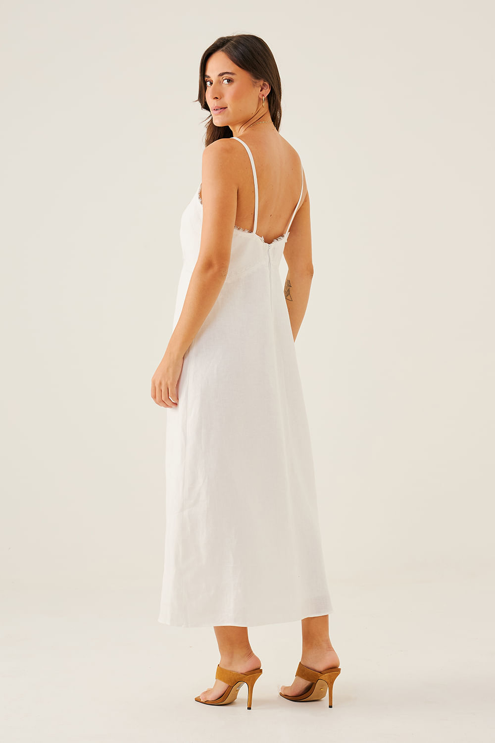 VESTIDO-MIDI-COM-RENDA-DELICADA