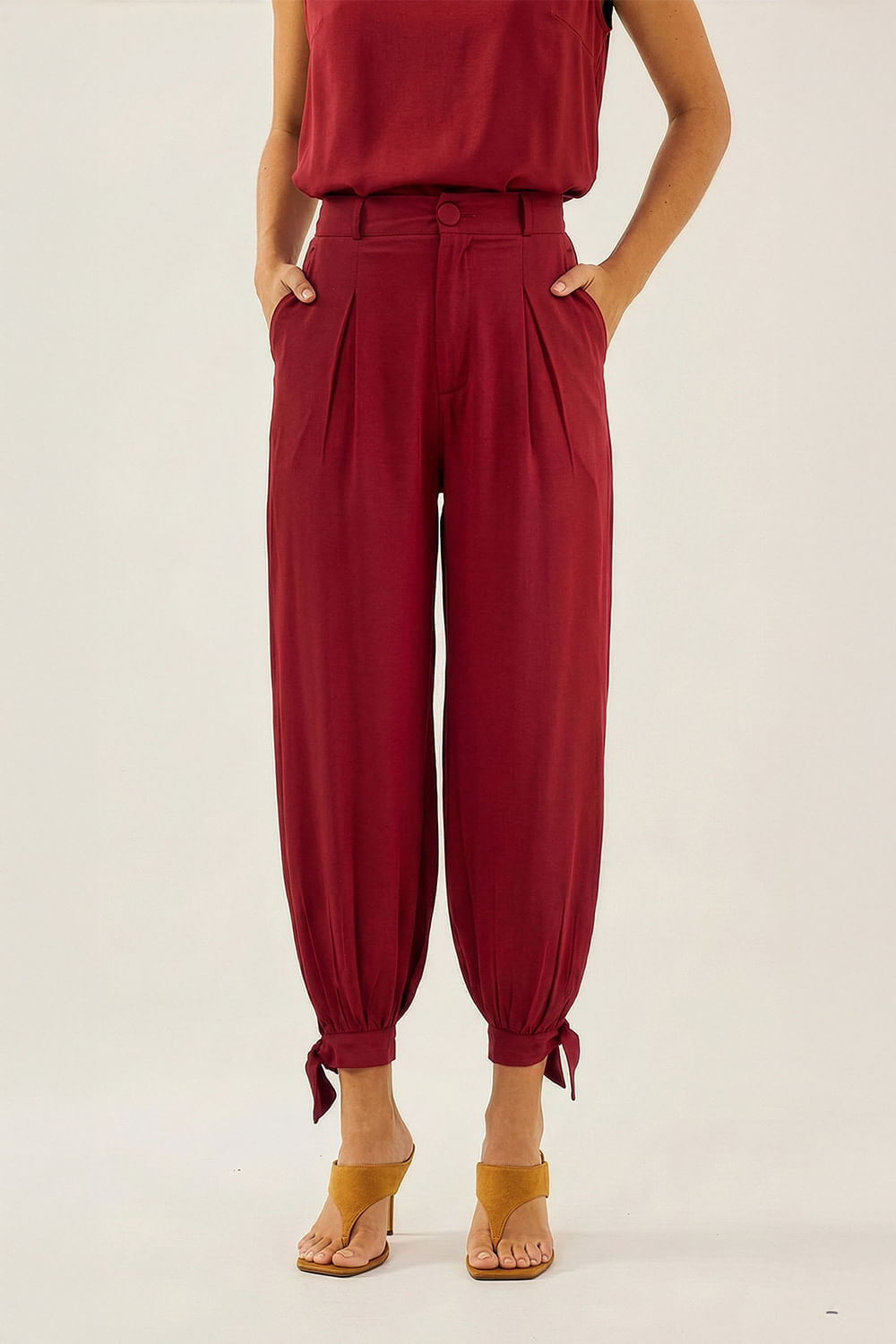 Calca-com-Pregas-e-Laco-no-Tornozelo