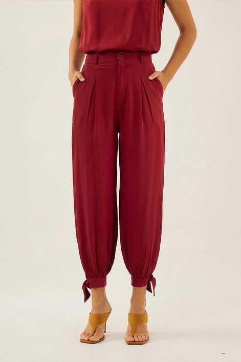 Calca-com-Pregas-e-Laco-no-Tornozelo