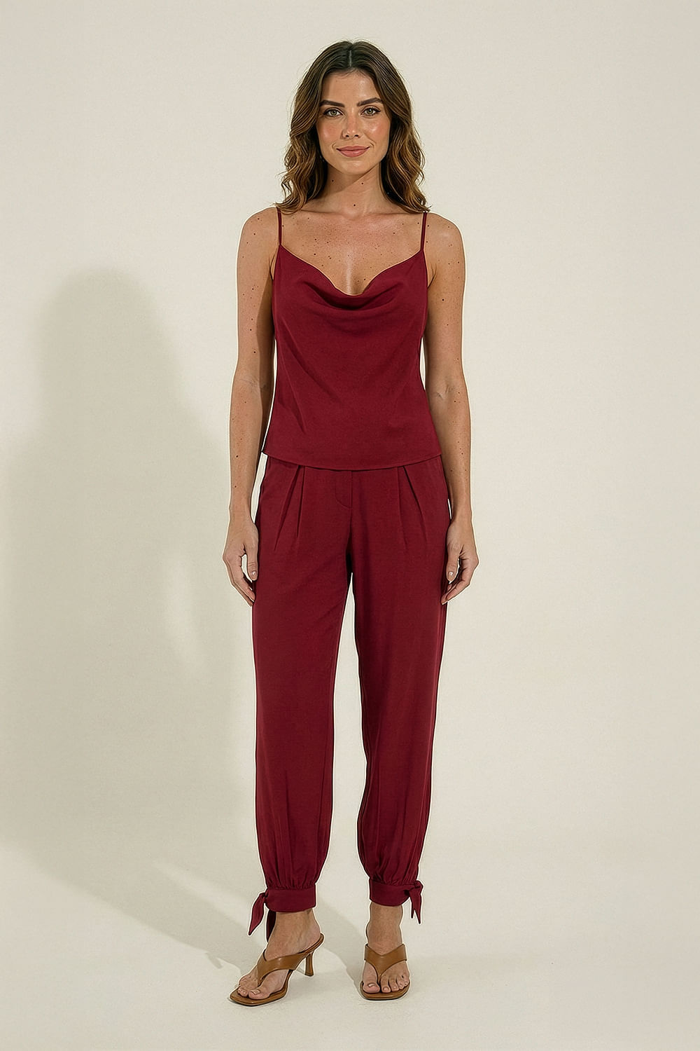 Calca-com-Pregas-e-Laco-no-Tornozelo