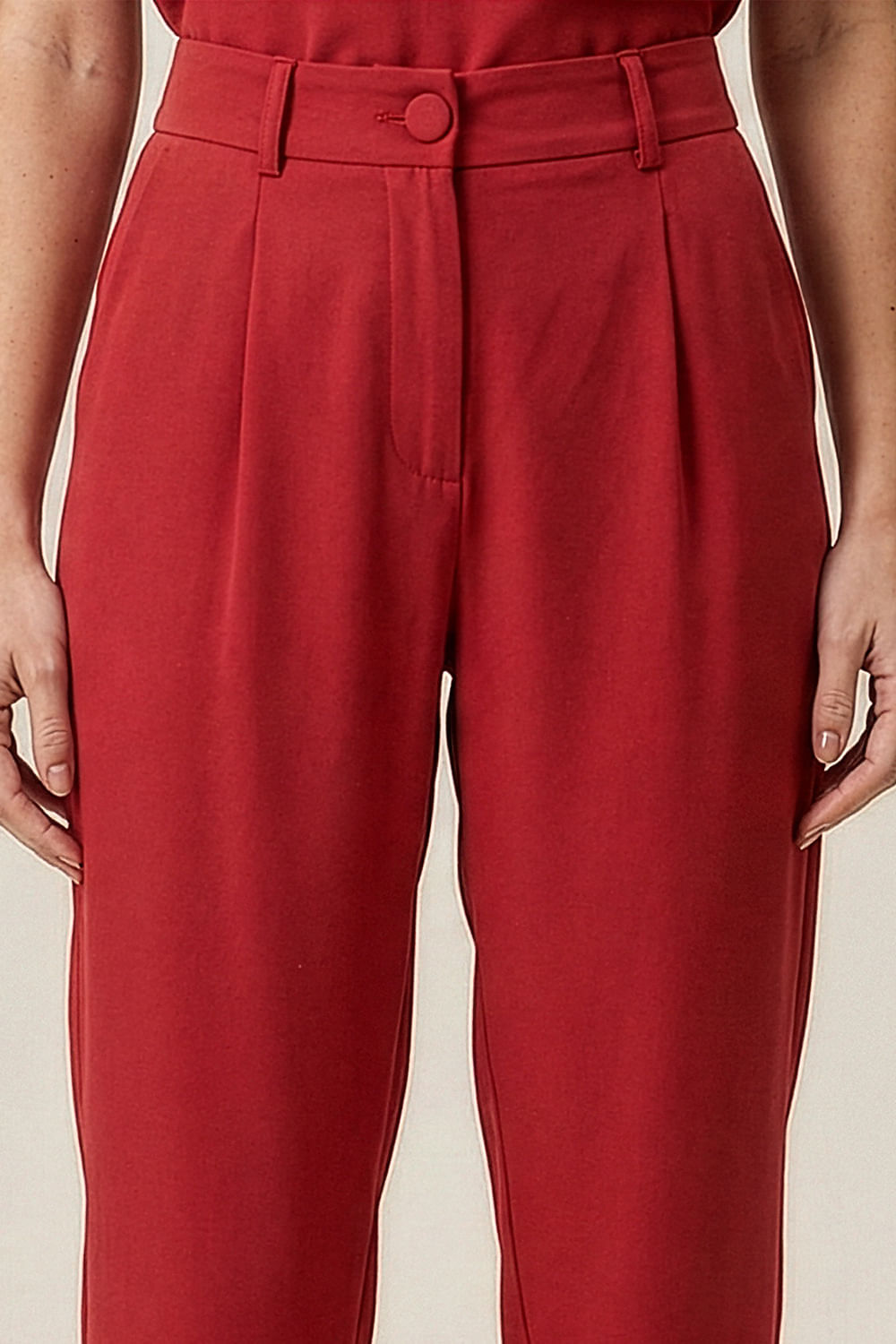 Calca-com-Pregas-e-Laco-no-Tornozelo