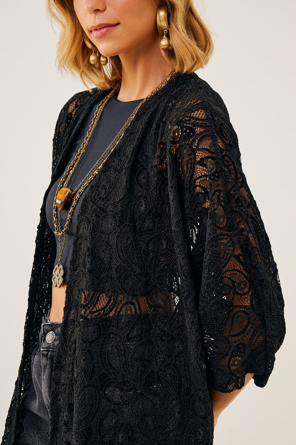 Kimono-de-Renda-Longo-com-Transparencia-e-Movimento