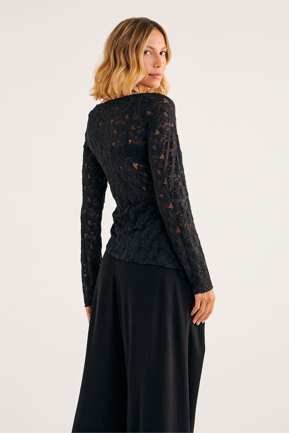 Blusa-em-Renda-Manga-Longa