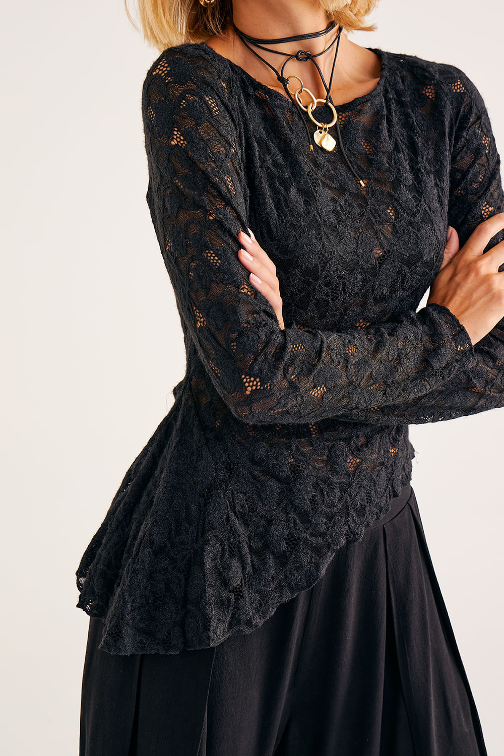 Blusa-em-Renda-Manga-Longa