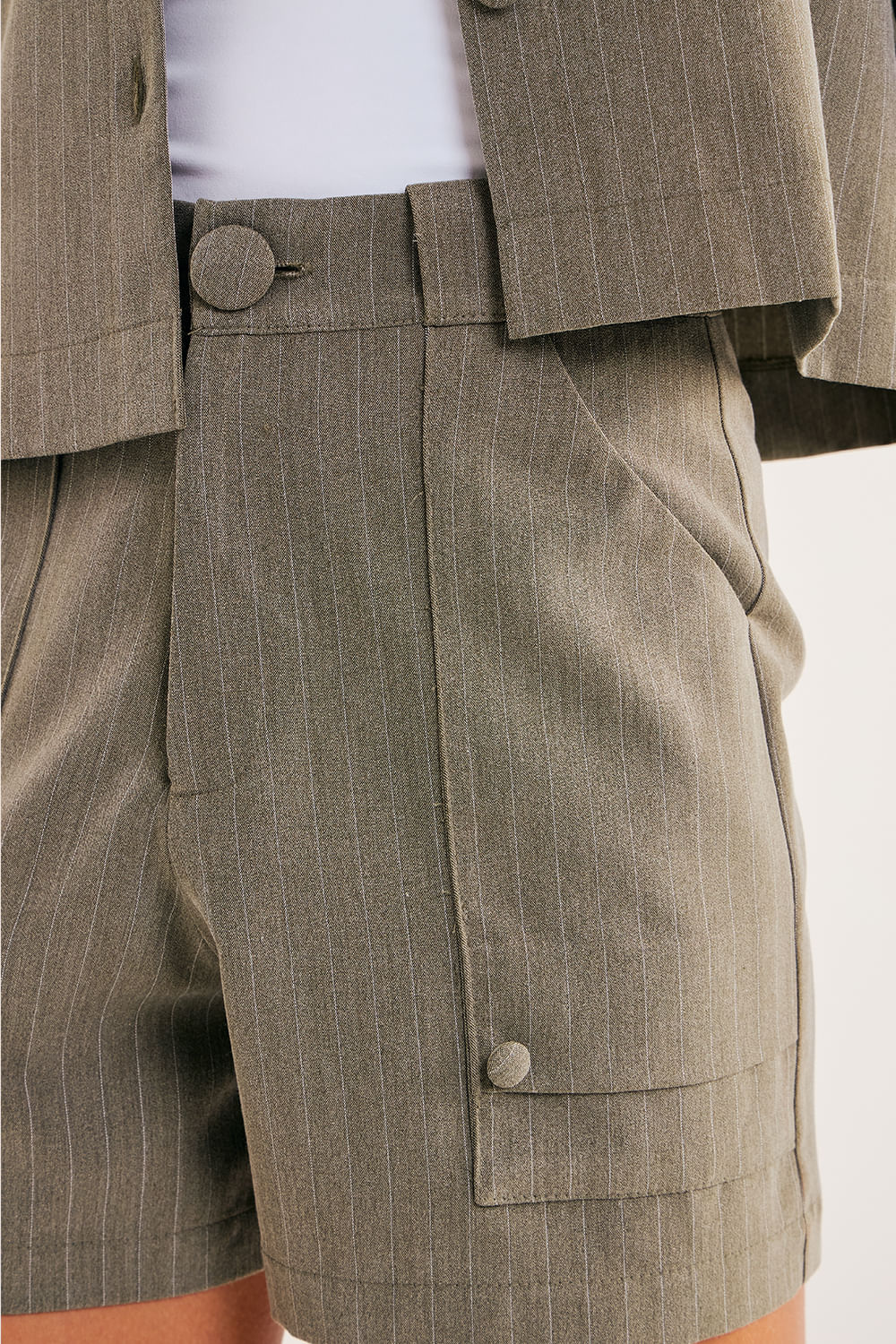 Short-Risca-de-Giz-com-Bolsos