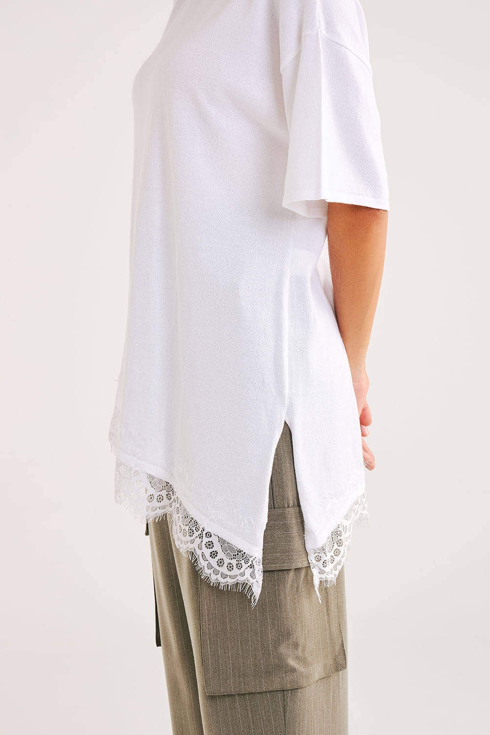 T-shirt-Barra-Assimetrica-com-Renda