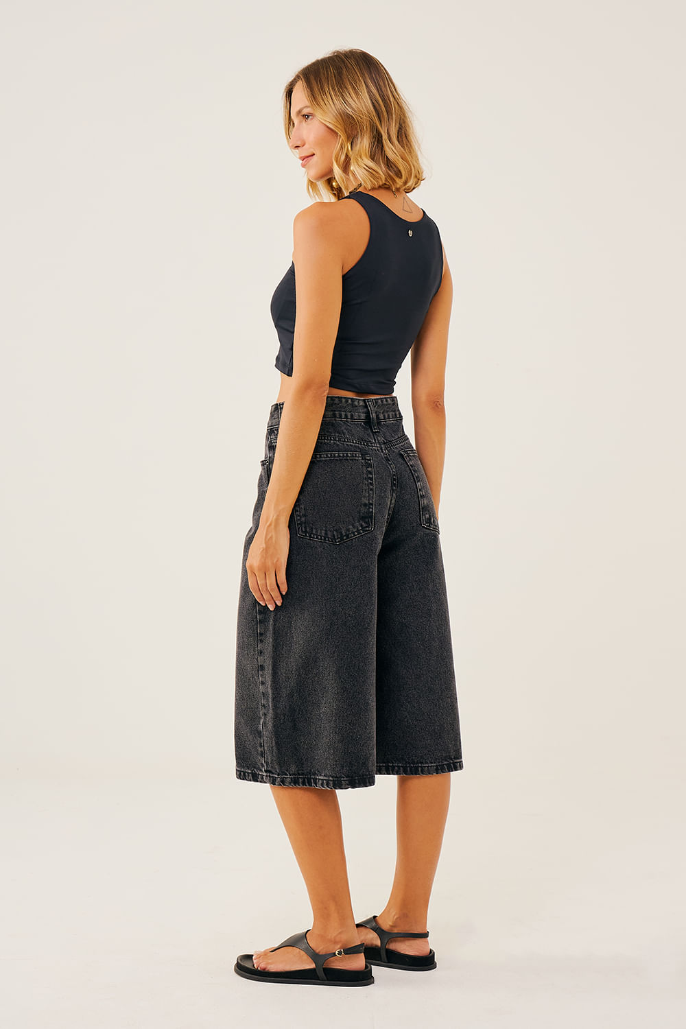 Bermuda-Jeans-em-Sarja-Modelagem-Ampla