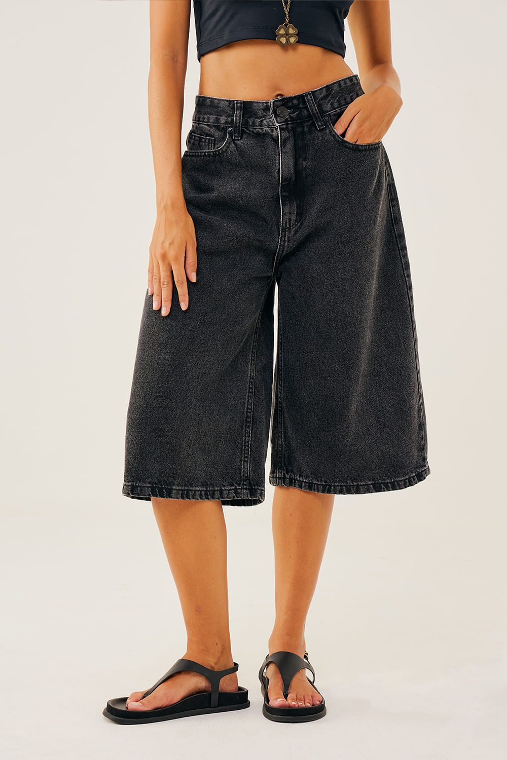 Bermuda-Jeans-em-Sarja-Modelagem-Ampla