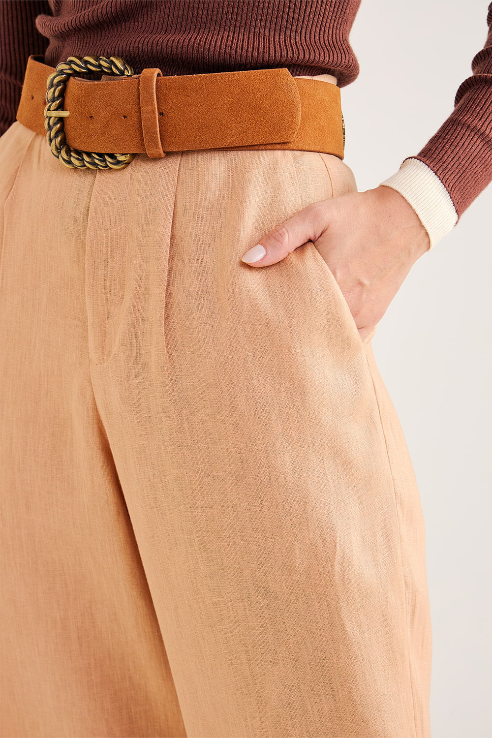 Calca-Cropped-com-Pregas