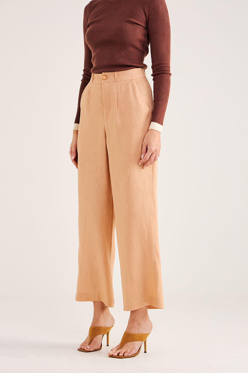 Calca-Cropped-com-Pregas