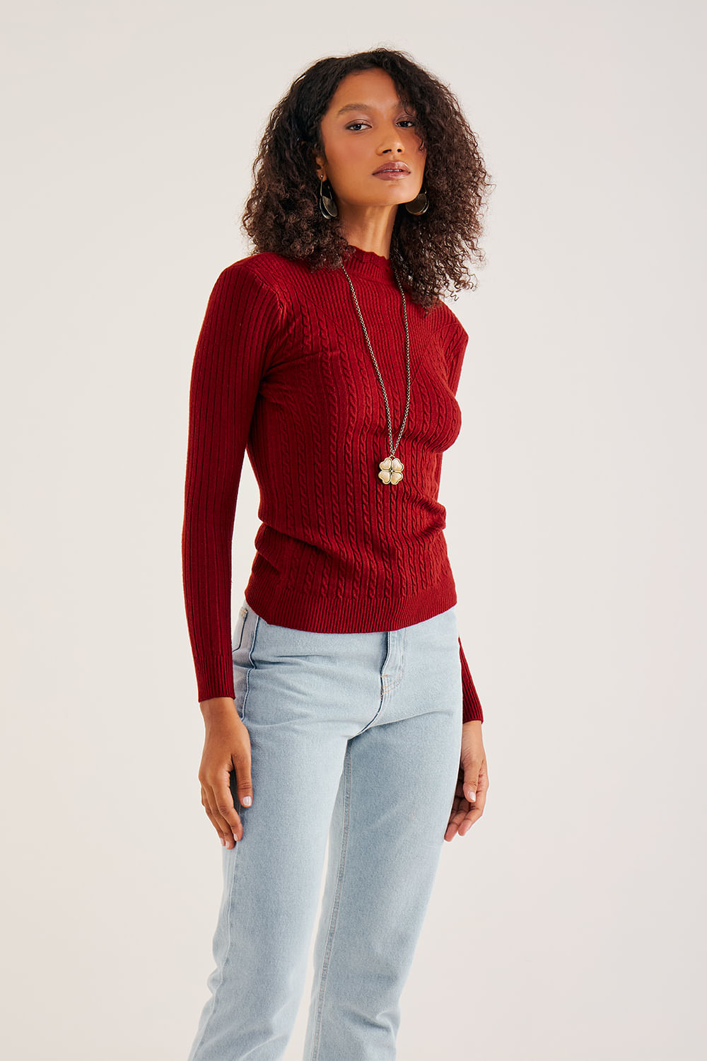 Blusa-em-Tricot-Gola-Alta-Detalhada