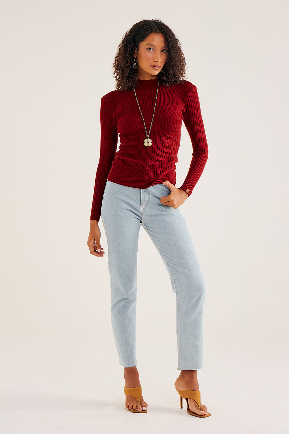 Blusa-em-Tricot-Gola-Alta-Detalhada