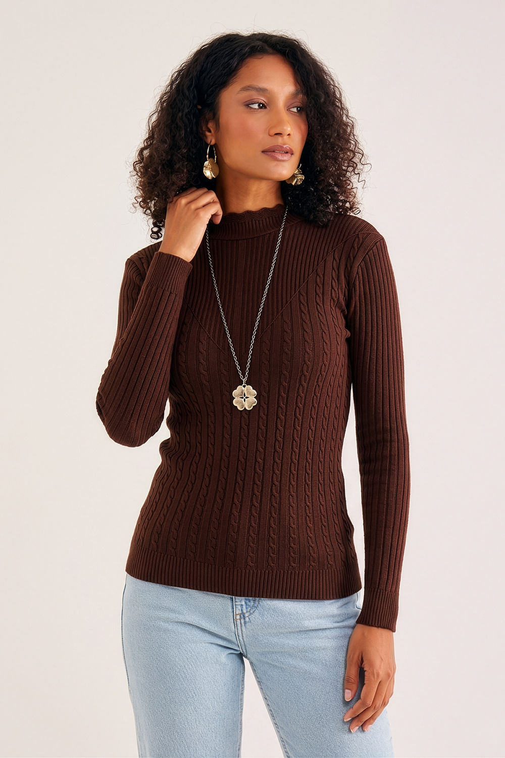 Blusa-em-Tricot-Gola-Alta-Detalhada