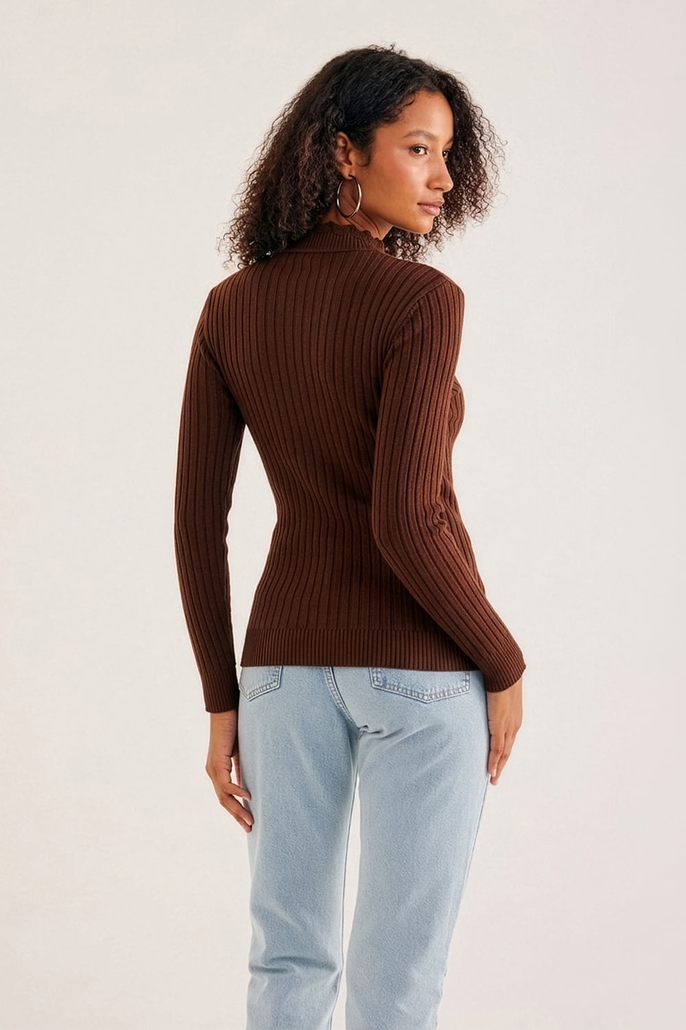 Blusa-em-Tricot-Gola-Alta-Detalhada