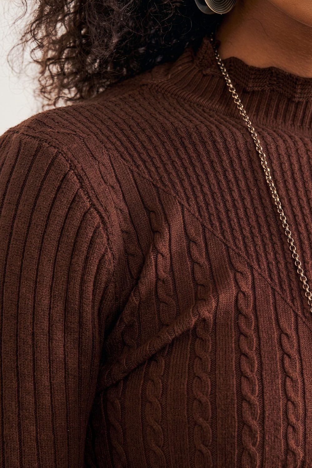 Blusa-em-Tricot-Gola-Alta-Detalhada