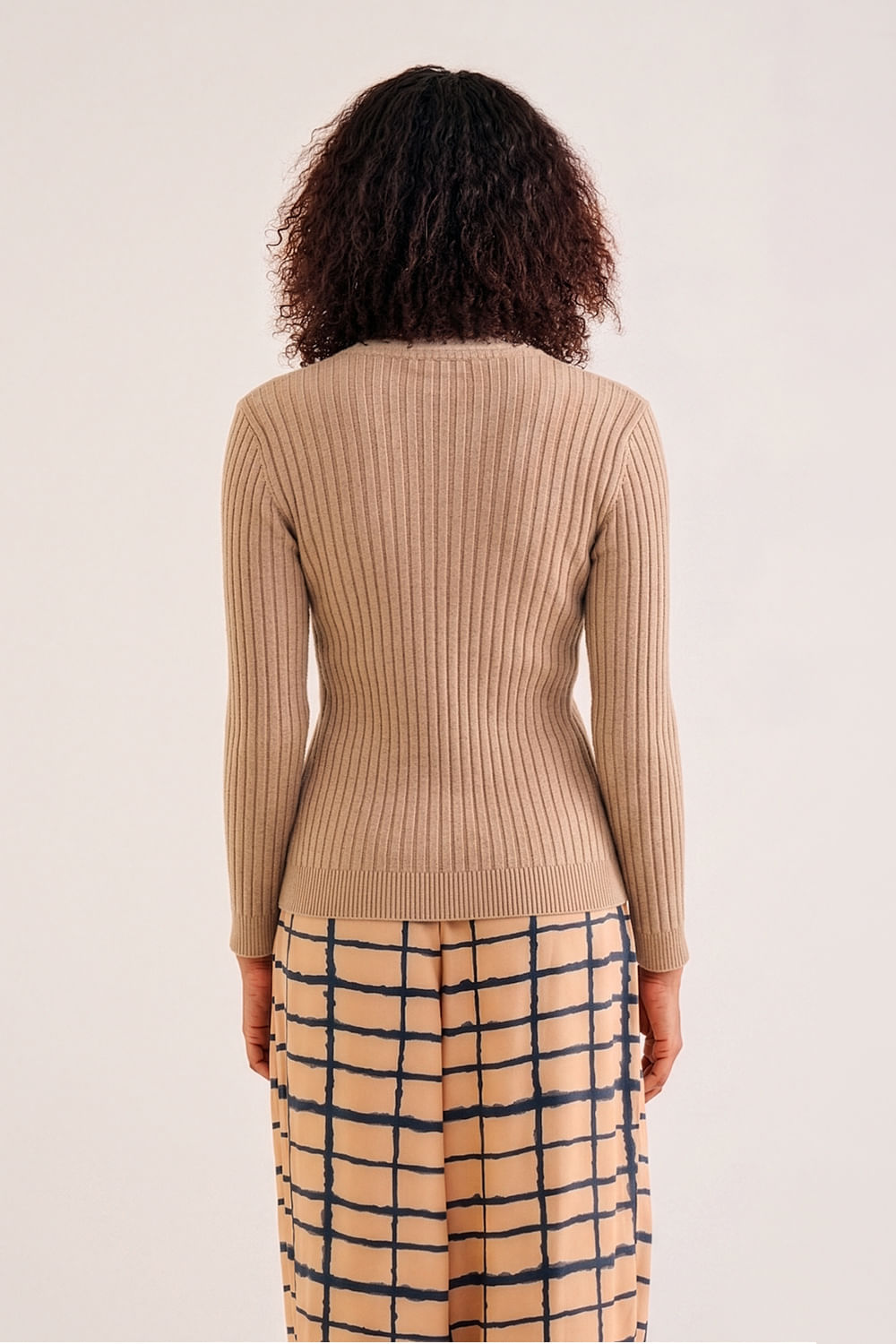 Blusa-em-Tricot-Gola-Alta-Detalhada
