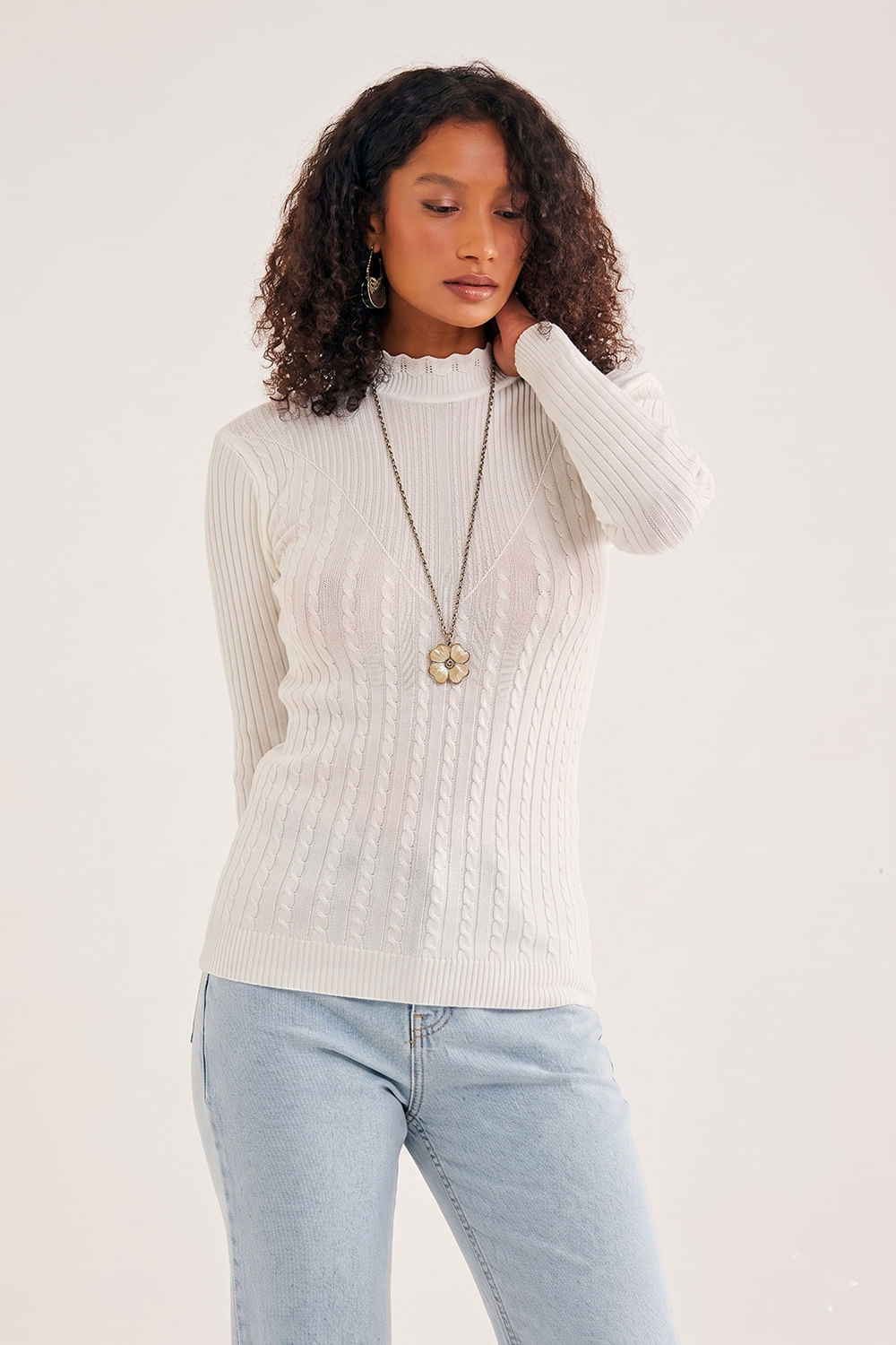 Blusa-em-Tricot-Gola-Alta-Detalhada