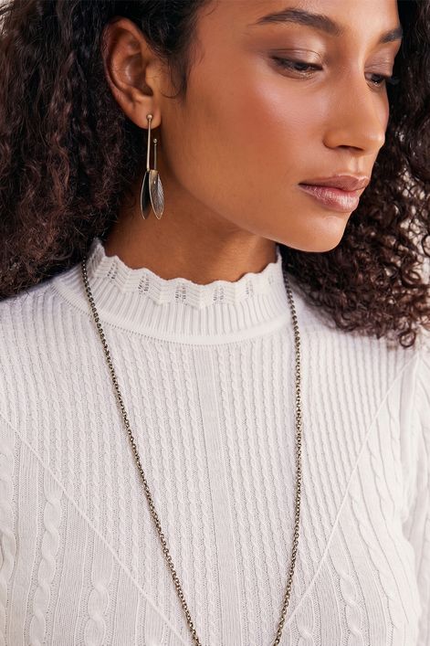 Blusa-em-Tricot-Gola-Alta-Detalhada