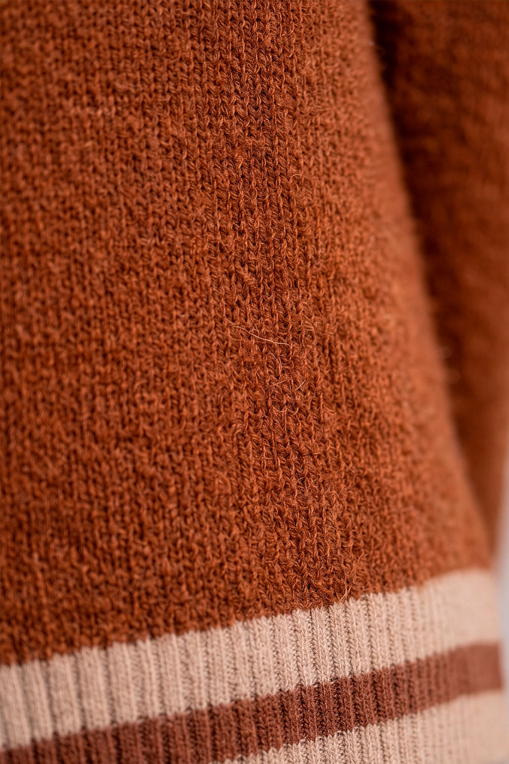 Cardigan-de-Pelinho-Detalhe-Listra